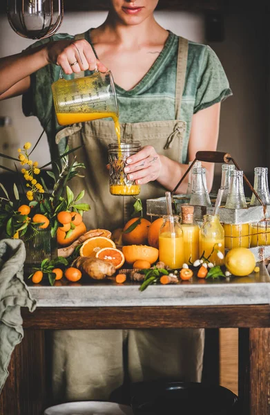 Immunstärkendes Vitamin Gesundheit Verteidigendes Getränk Junge Frau Schürze Gießt Der — Stockfoto