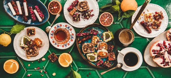 Türklerin Geleneksel Lokum Tatlısı Tatlısı Fincanlarda Türk Kahvesi Lale Bardağında — Stok fotoğraf