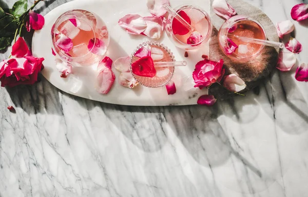 얼음이 레모네이드가 유리잔 장미꽃 대리석 테이블 — 스톡 사진