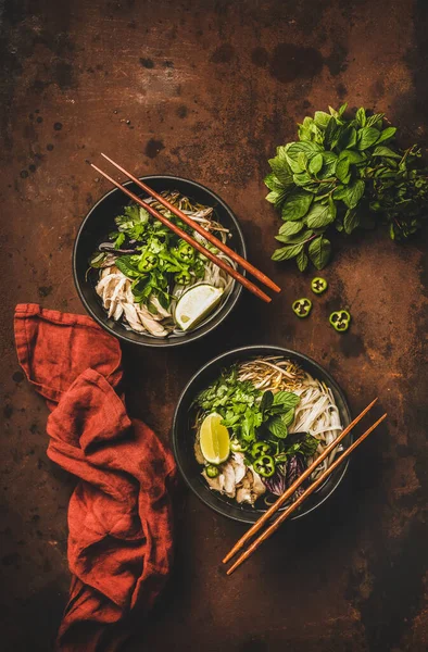 Oběd Asijské Kuchyně Plochá Vrstva Vietnamské Rýžové Nudlové Kuřecí Polévky — Stock fotografie