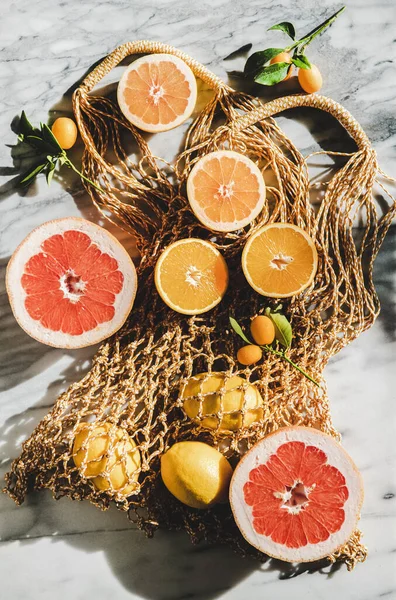 Plat Lay Vara Naturale Net Sac Diverse Fructe Citrice Proaspete — Fotografie, imagine de stoc