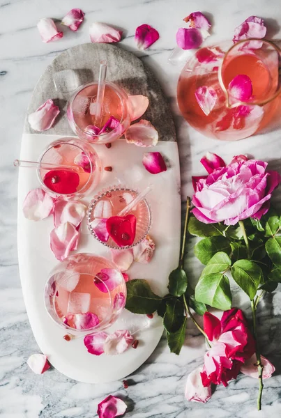 Bebida Fría Refrescante Del Verano Plato Plano Limonada Rosa Con —  Fotos de Stock