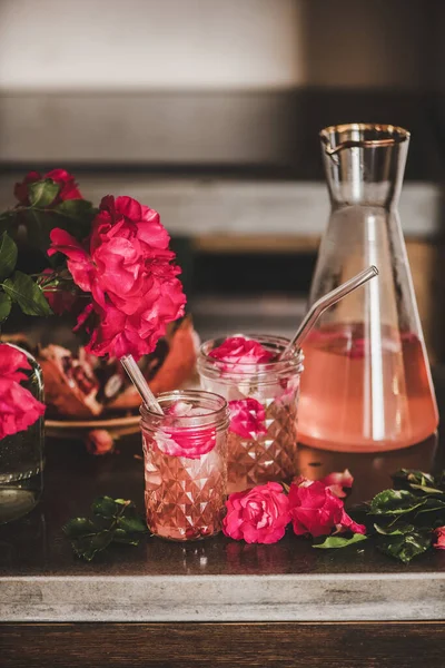 Bebida Fría Refrescante Del Verano Limonada Rosa Con Hielo Vasos —  Fotos de Stock