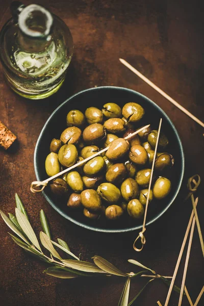 新鲜收获的季节性腌制绿色地中海橄榄的平铺在黑暗的锈迹斑斑的背景之上 顶视图 健康小吃 开胃菜或传统迷幻食品 — 图库照片