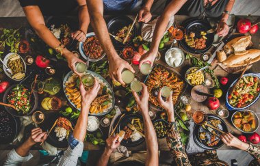 Aile bardaklarını masaya koyuyoruz. İçinde Türk pirzolası, bıldırcın, fasulye, sebze salatası, babaganush, pirinç pilavı, balkabağı tatlısı ve limonata var. Orta Doğu mutfağı