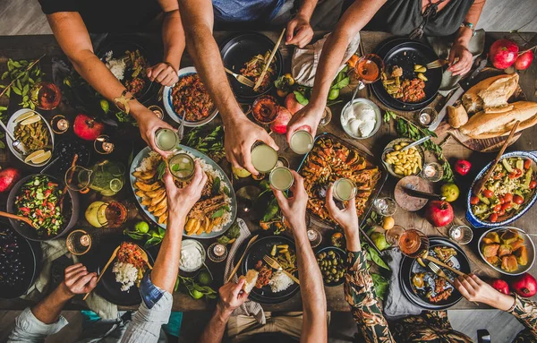 トルコ料理のラムチョップ 野菜サラダ バガナッシュ ライスピラフ カボチャのデザートとレモネード トップビューでテーブルの上に家族のクリンクグラスのフラットレイ 中東料理 — ストック写真