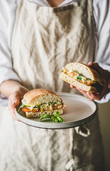 Vrouw Beige Linnen Schort Met Verse Gebakken Vis Sandwich Met — Stockfoto