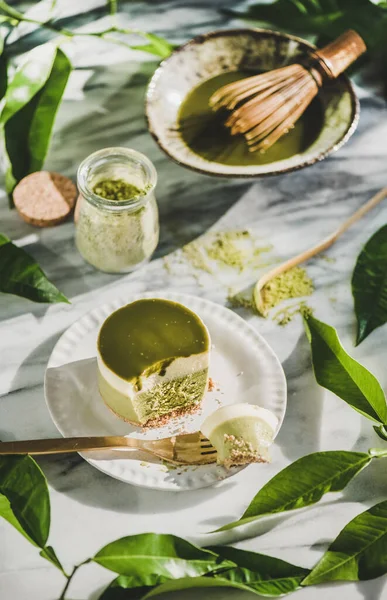 Dessert Cheesecake Matcha Verde Piatto Foglie Verdi Sfondo Tavolo Marmo — Foto Stock