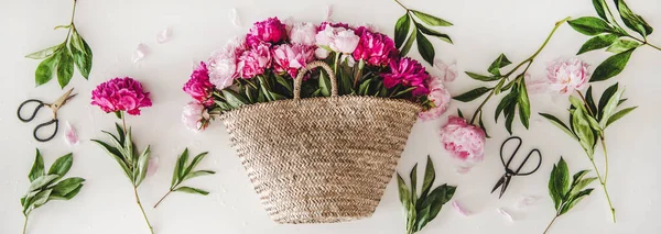 Diseño Flores Verano Colocación Plana Flores Peonía Rosa Púrpura Cesta — Foto de Stock