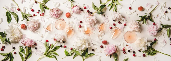 ローズワインの様々なレイアウト 平置きの白を背景に 花や夏の果物と様々なメガネでバラのワインのレイアウト トップビュー パーティー ワインショップ ワインテイスティングのコンセプトのための夏のドリンク — ストック写真