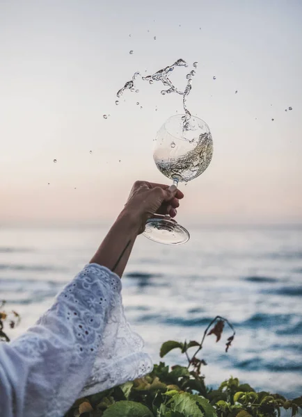 Mulher Que Flui Vinho Branco Winelgass Sobre Belas Cores Pôr — Fotografia de Stock