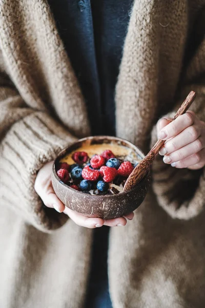 Tazón Desayuno Vegano Saludable Avena Durante Noche Batido Mango Bayas — Foto de Stock