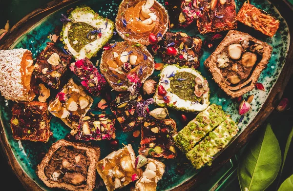 緑のモロッコのタイルテーブル トップビュー クローズアップ以上のプレートでトルコの伝統的なルックム甘い喜びの様々なフラットレイ 中東の典型的なデザート — ストック写真