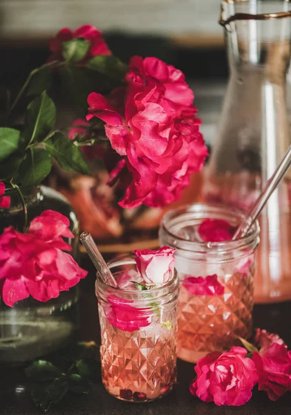 Yaz Ferahlatıcı Soğuk Içecek Buzlu Limonata Sürahi Pembe Gül Yaprakları — Stok fotoğraf