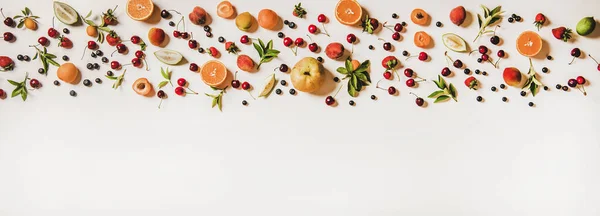 Frische Sommerliche Obst Und Beerensorten Pfirsiche Aprikosen Kirschen Erdbeeren Blaubeeren — Stockfoto