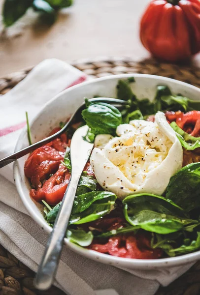 Salată Tradițională Italiană Brânză Buratta Roșii Arugula Busuioc Proaspăt Castron — Fotografie, imagine de stoc