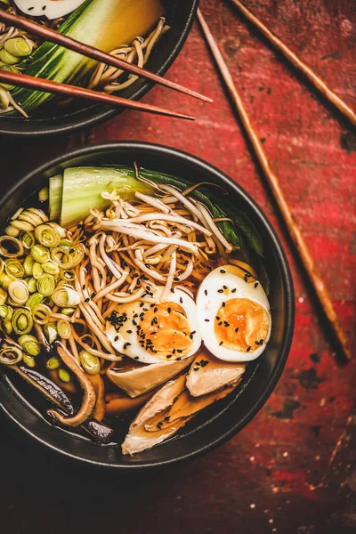 Flat Lay Sopa Ramen Tradicional Japonesa Com Carne Frango Cogumelos — Fotografia de Stock