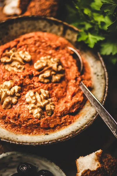 Turecká Tradiční Kořeněná Uzená Papriková Pasta Vlašskými Ořechy Simit Bagely — Stock fotografie