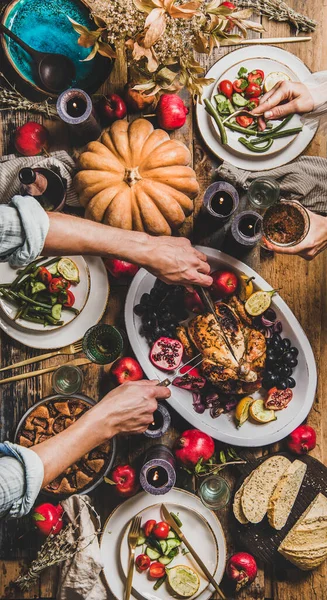 感恩节派对桌位设置 用烤鸡 无花果派 木制桌子上的餐具和头像在餐桌边吃饭和庆祝节日的人的平铺 — 图库照片