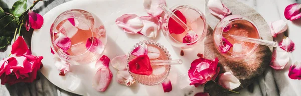 Boisson Fraîche Rafraîchissante Été Pose Plate Limonade Rose Avec Glaçons — Photo