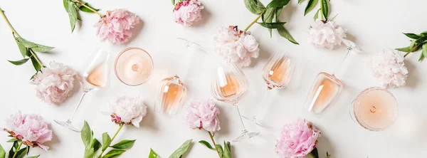 Diseño Variedad Vino Rosa Puesta Plana Vino Rosa Copas Flores —  Fotos de Stock