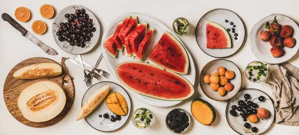 Tavolo Festa Estivo Con Frutta Tropicale Piatto Lay Impostazione Pranzo — Foto Stock