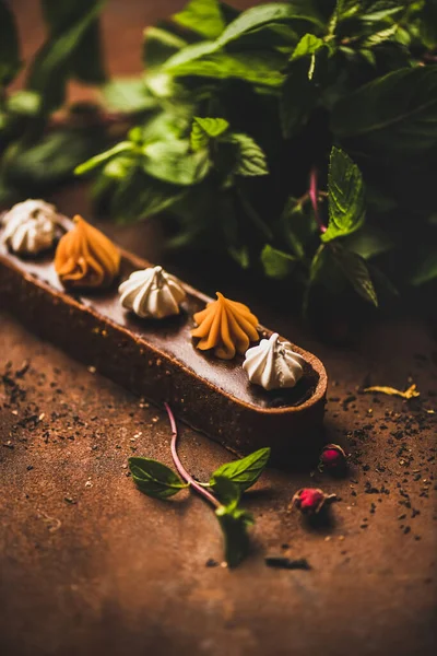 Σύγχρονο Επιδόρπιο Βελγική Σοκολάτα Ελβετικό Merenge Και Τάρτα Καραμέλας Φύλλα — Φωτογραφία Αρχείου