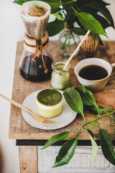 咖啡和甜点设置 绿茶芝士蛋糕和煮好的倒入玻璃瓶的咖啡放在乡村木制厨房柜台上 尽收眼底 低热量食物概念 — 图库照片
