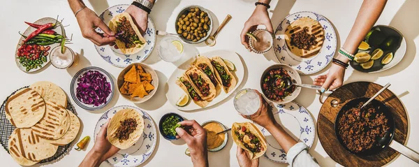 Meksika Taco Yemeği Yiyen Arkadaşlar Sığır Etli Taco Domates Sosu — Stok fotoğraf