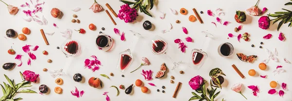 Rött Vin Glas Med Smaksymboler Platt Lay Vinglas Frukt Blommor — Stockfoto