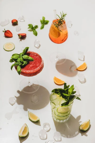 Popolare Bar Estivo Cocktail Alcolici Ghiaccio Gin Tonic Aperol Spritz — Foto Stock