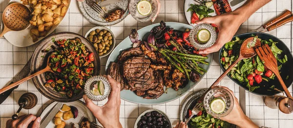 Θερινό Μπάρμπεκιου Πάρτι Επίπεδη Στρώση Τραπεζιού Ψητό Κρέας Λαχανικά Σαλάτα — Φωτογραφία Αρχείου