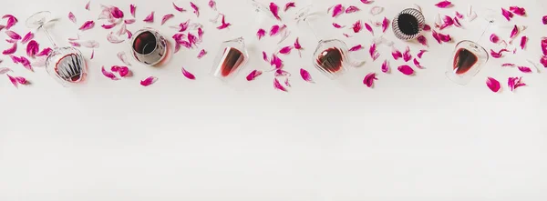 Красное Вино Бокалах Плоская Раскладка Бокалов Красным Вином Лепестками Розовых — стоковое фото