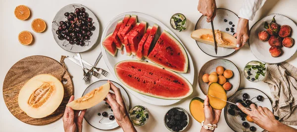 Nyári Trópusi Gyümölcsös Asztal Egyszerű Ebéd Gyümölcsökkel Bogyókkal Görögdinnyével Limonádéval — Stock Fotó