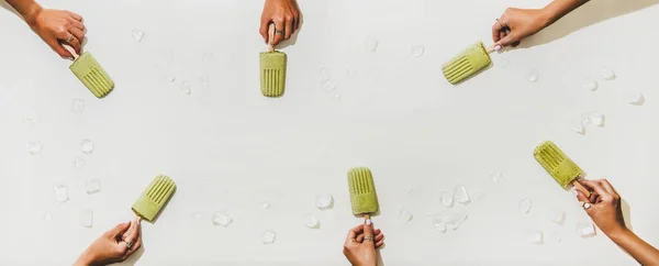 Helados Veganos Coco Matcha Verde Paletas Flat Lay Las Manos — Foto de Stock