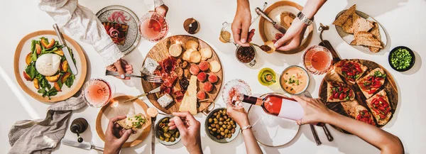 Amigos Vinho Lanches Festa Flay Lay Vinho Rosa Copos Queijo — Fotografia de Stock