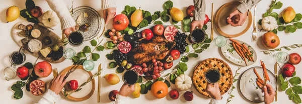 Höstens Thanksgiving Vänsgiving Familjefestmiddag Platt Lay Folk Händer Med Vinodlare — Stockfoto