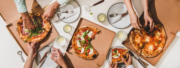 Festa Pizza Para Amigos Familiares Flat Lay Várias Pizzas Bebidas — Fotografia de Stock