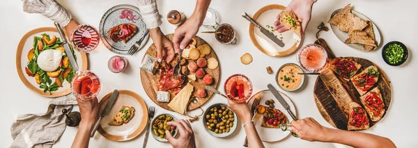 Barátok Bor Snack Party Rózsabort Esznek Isznak Asztalnál Sajttal Gyümölccsel — Stock Fotó
