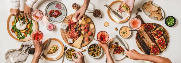 Amigos Vinho Lanches Festa Flay Lay Mãos Povos Com Vinho — Fotografia de Stock