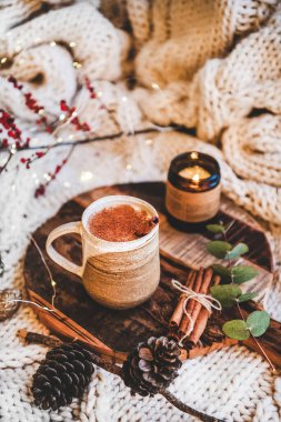 Geleneksel Türk sıcak içecek Salep 'i. Örgü örülmüş battaniyenin üzerinde tarçınlı tatlı salep içeceği. Türk mevsimlik mutfağı, Noel ve Yeni Yıl havası