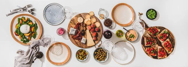 Aile Şarabı Atıştırma Partisi Şarap Kadehleri Peynirli Tahtalar Meyve Füme — Stok fotoğraf