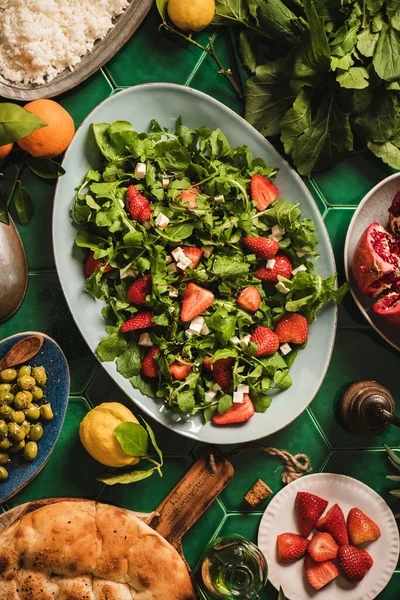 Türkisch Mediterrane Tischdekoration Flache Lage Von Rucola Weichkäse Und Erdbeersalat — Stockfoto