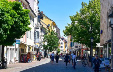 Konstanz, Almanya - 27 Mayıs 2020: Güneşli bahar gününde kalabalık sokaklar.