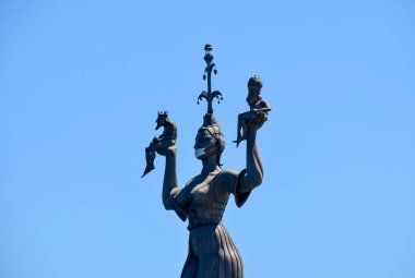 Konstanz, Almanya - 27 Mayıs 2020: Coronavirus zamanında tıbbi maskeyle Konstanz limanının girişindeki Imperia heykeli.