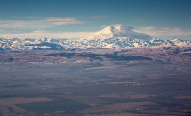 Elbrus 'un manzarası: dağın tepesinde kar