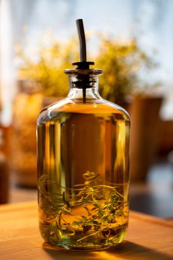 zeytinyağı ve zeytin dalı