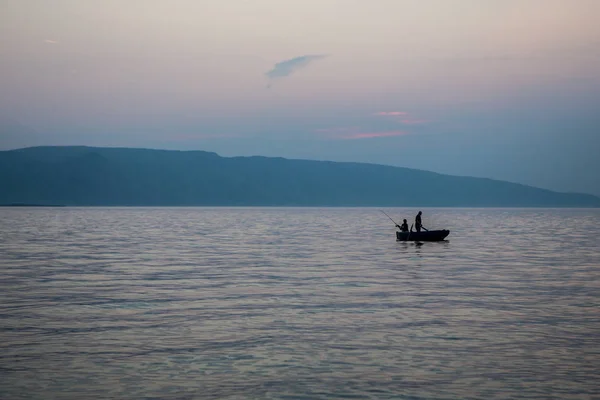 Denizin ortasında bir teknede Angler — Stok fotoğraf