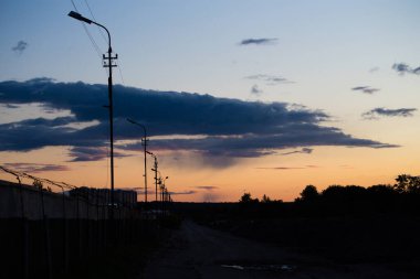 Gökyüzünde gün batımında güzel muhteşem bulutlar