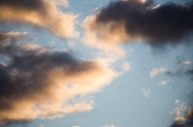 Gökyüzünde gün batımında güzel muhteşem bulutlar